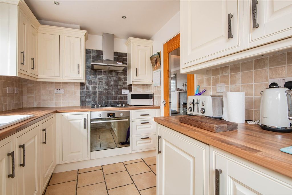 Property photo 2 of 21 Kitchen
