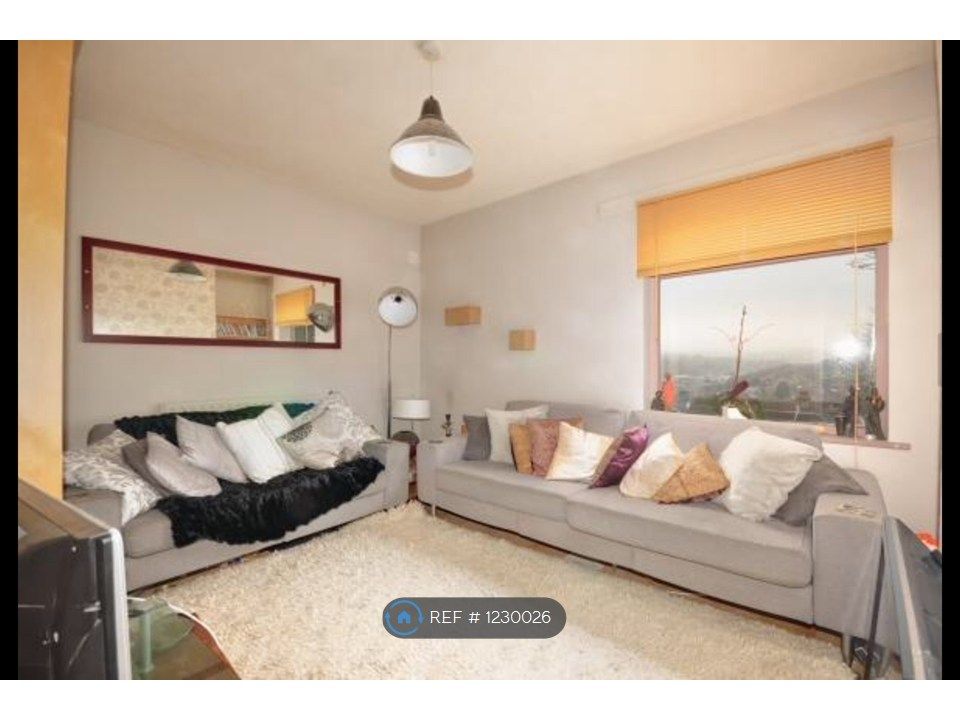 Property photo 1 of 23 Living Room / Bedroom 3