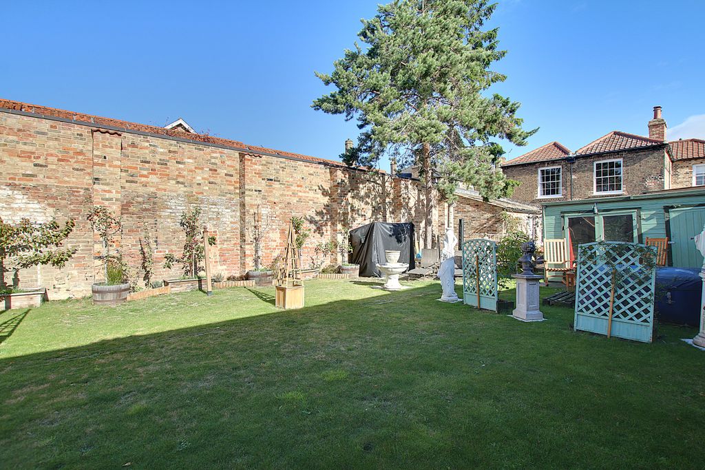 Property photo 2 of 23
