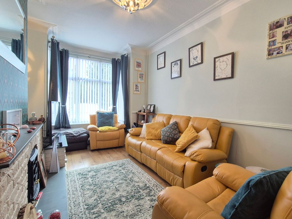 Property photo 3 of 19 Lounge