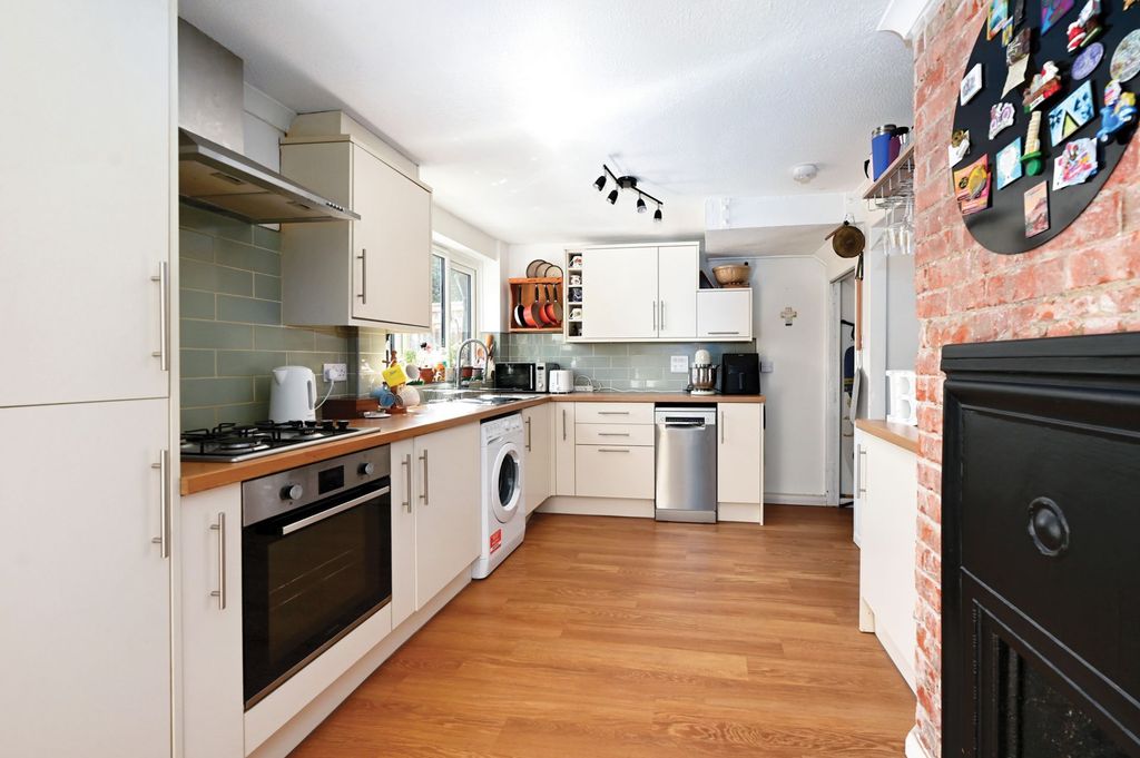 Property photo 3 of 9 Kitchen