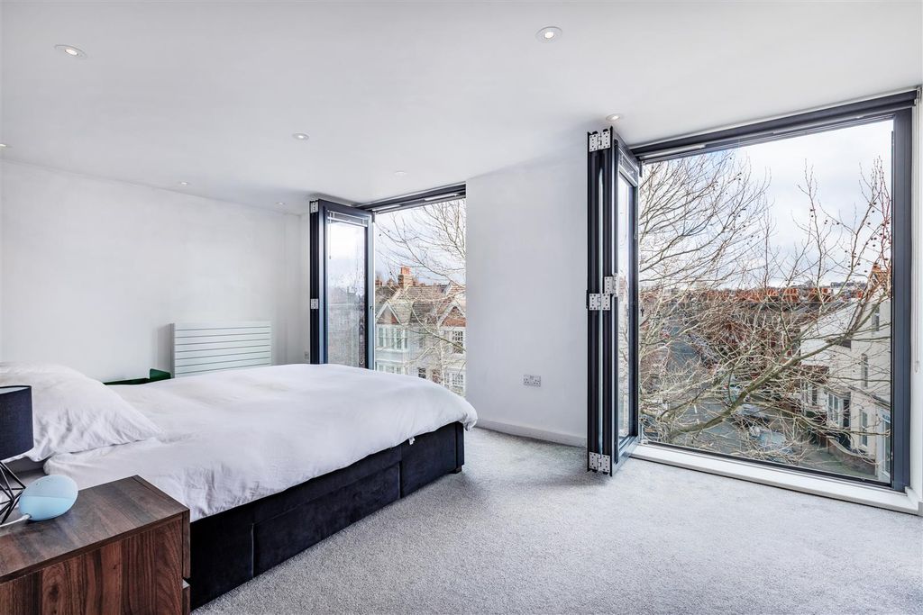 Property photo 2 of 14 Bedroom