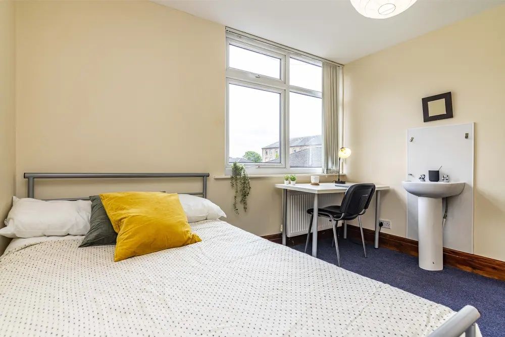 Property photo 3 of 10 Bright And Tidy Single Bedroom Featuring A Comfort...