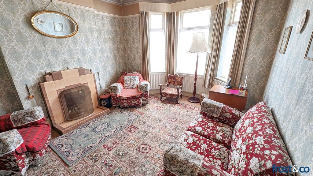 Property photo 2 of 12 Lounge