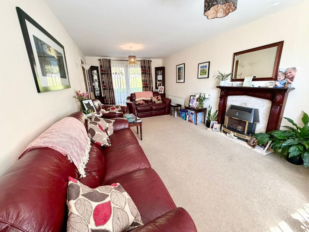 Property photo 3 of 15 Lounge