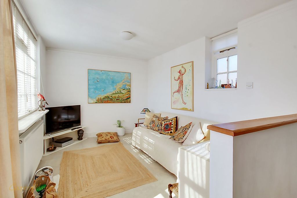 Property photo 2 of 8 Lounge