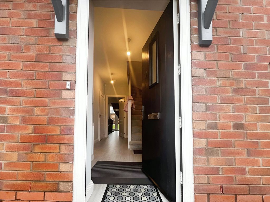 Property photo 3 of 19 Entrance