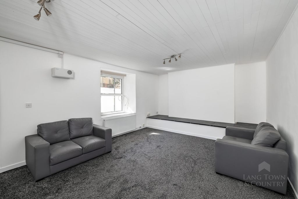 Property photo 1 of 10 Living Room