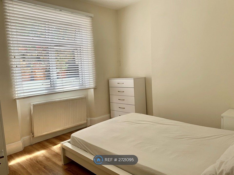 Property photo 3 of 11 Bright Spacious Master Bedroom