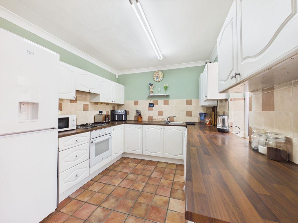 Property photo 3 of 21 Kitchen