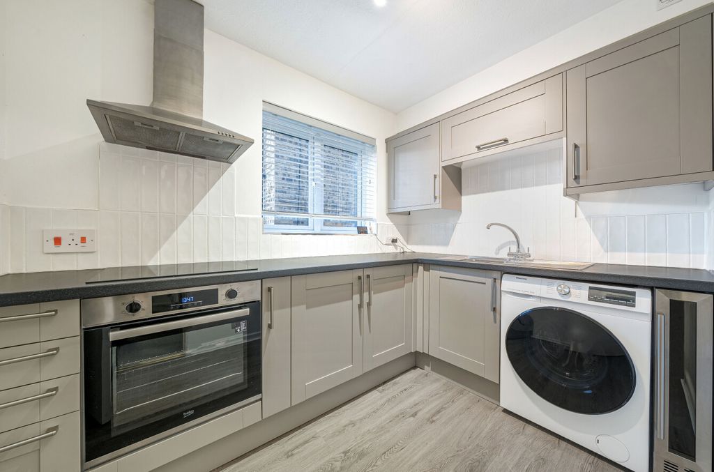 Property photo 2 of 11 Kitchen