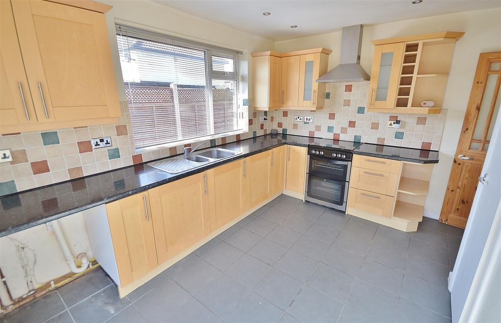 Property photo 3 of 12 Kitchen