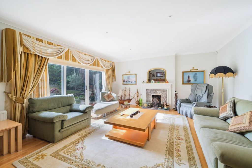 Property photo 2 of 26 Longdown Lane North
