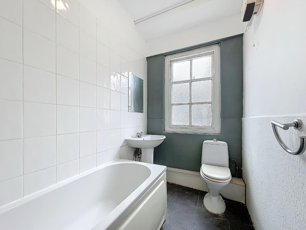 Property photo 2 of 11 Bathroom