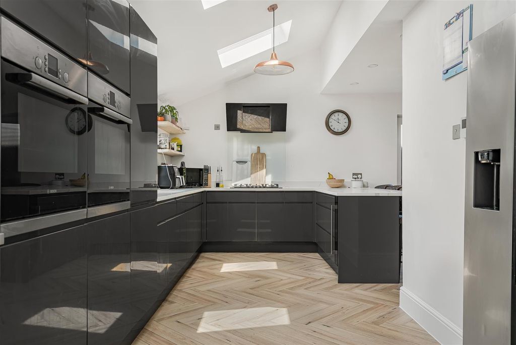 Property photo 3 of 18 15_85463.Jpg