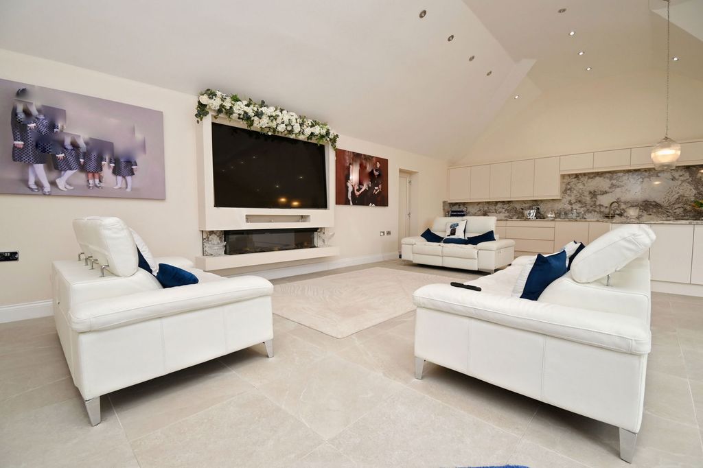 Property photo 2 of 34