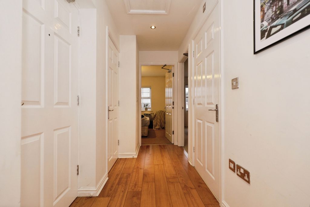 Property photo 2 of 10 Hallway