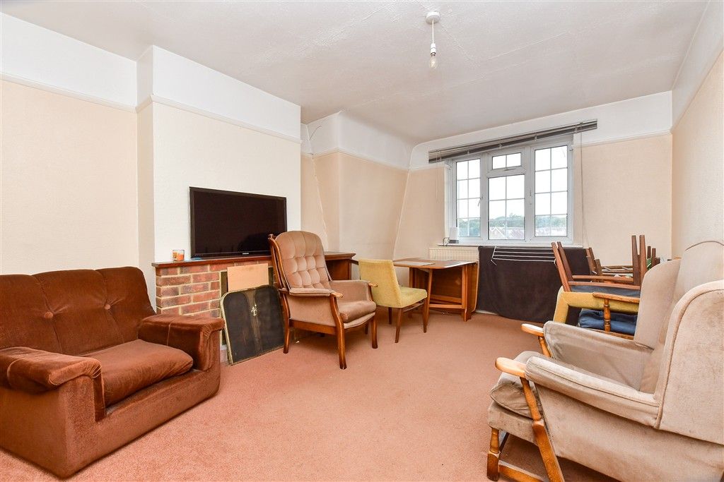 Property photo 3 of 11 Lounge