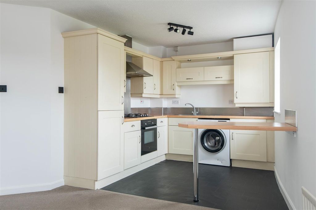 Property photo 2 of 13 Kitchen / Lounge