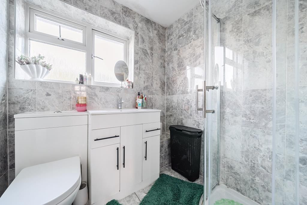 Property photo 3 of 17 Bathroom