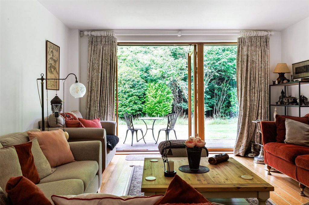 Property photo 1 of 10 Sitting Area