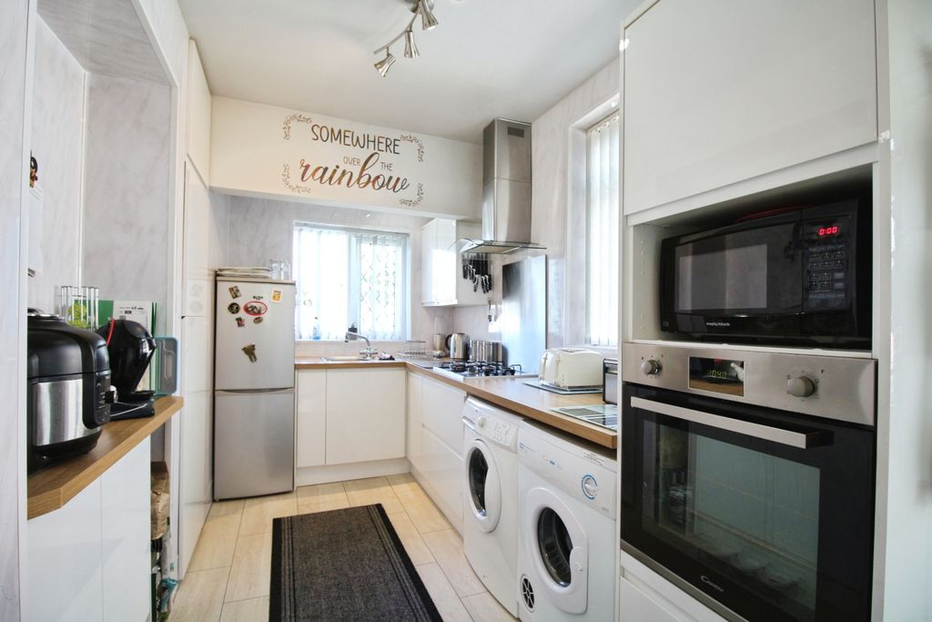 Property photo 3 of 19 Kitchen