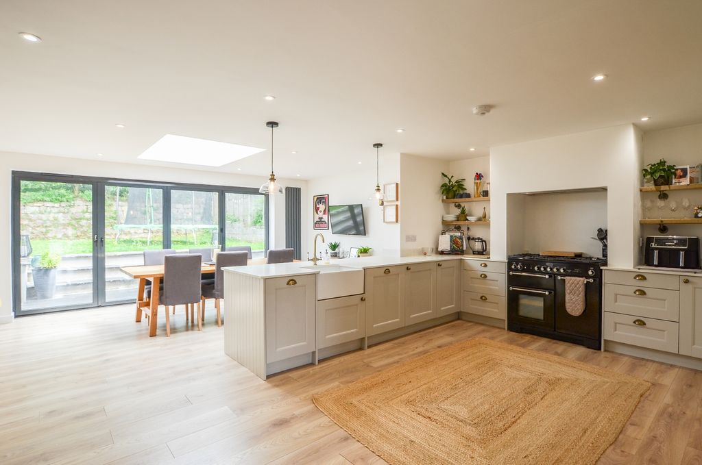 Property photo 3 of 14 7 Reeds Park Tps 01208 872728 -13