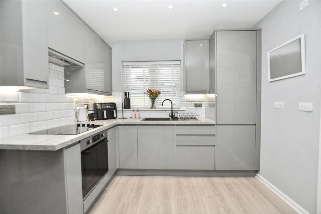 Property photo 2 of 19 Picture No. 11