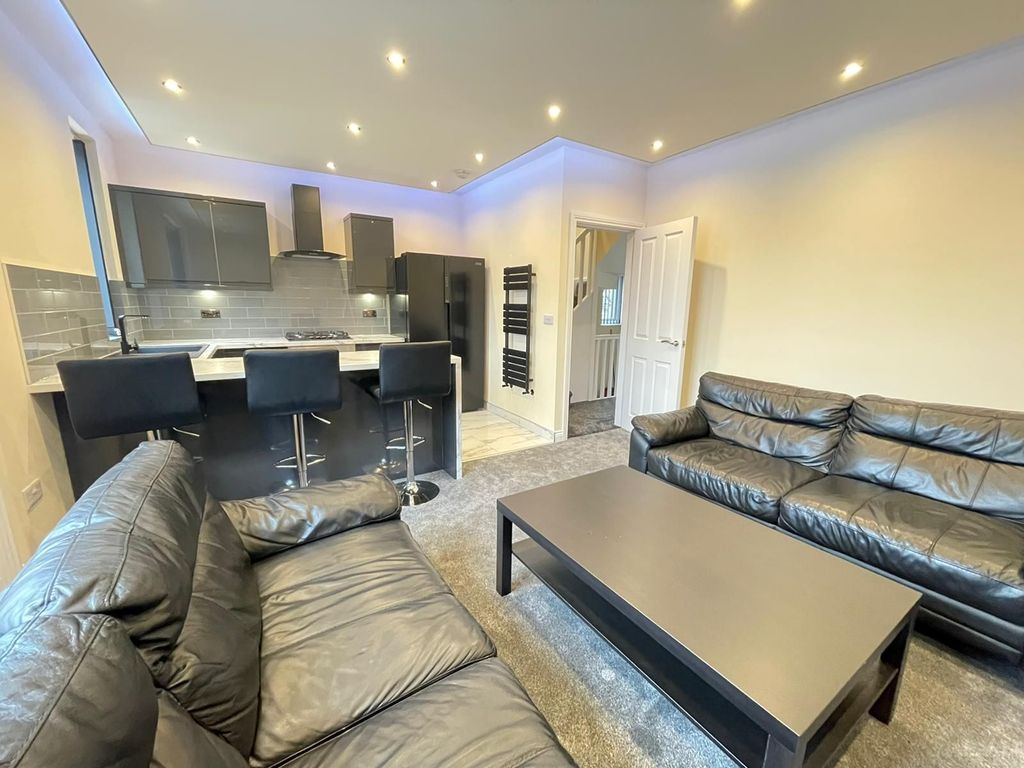 Property photo 2 of 28