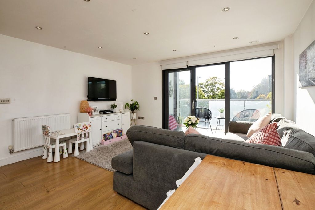 Additional image 4 of 2 bed flat for saleThe Broadway, Loughton, Essex IG10