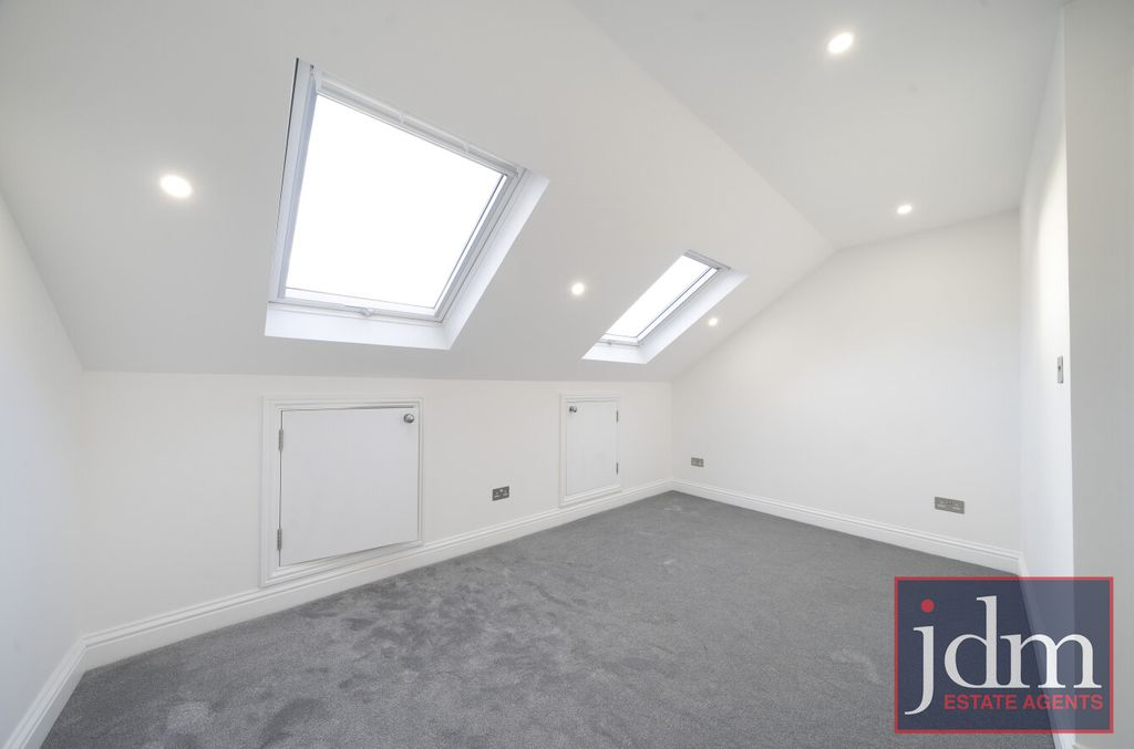 Property photo 2 of 13 188981A3-28F2-476...