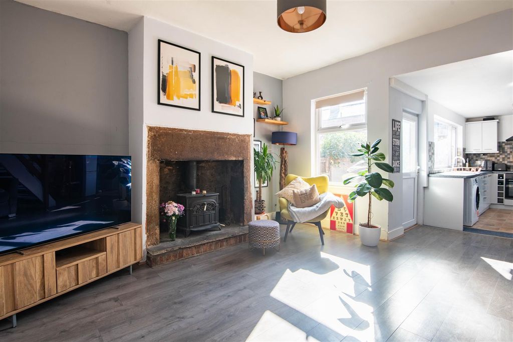 Property photo 2 of 15 Lounge