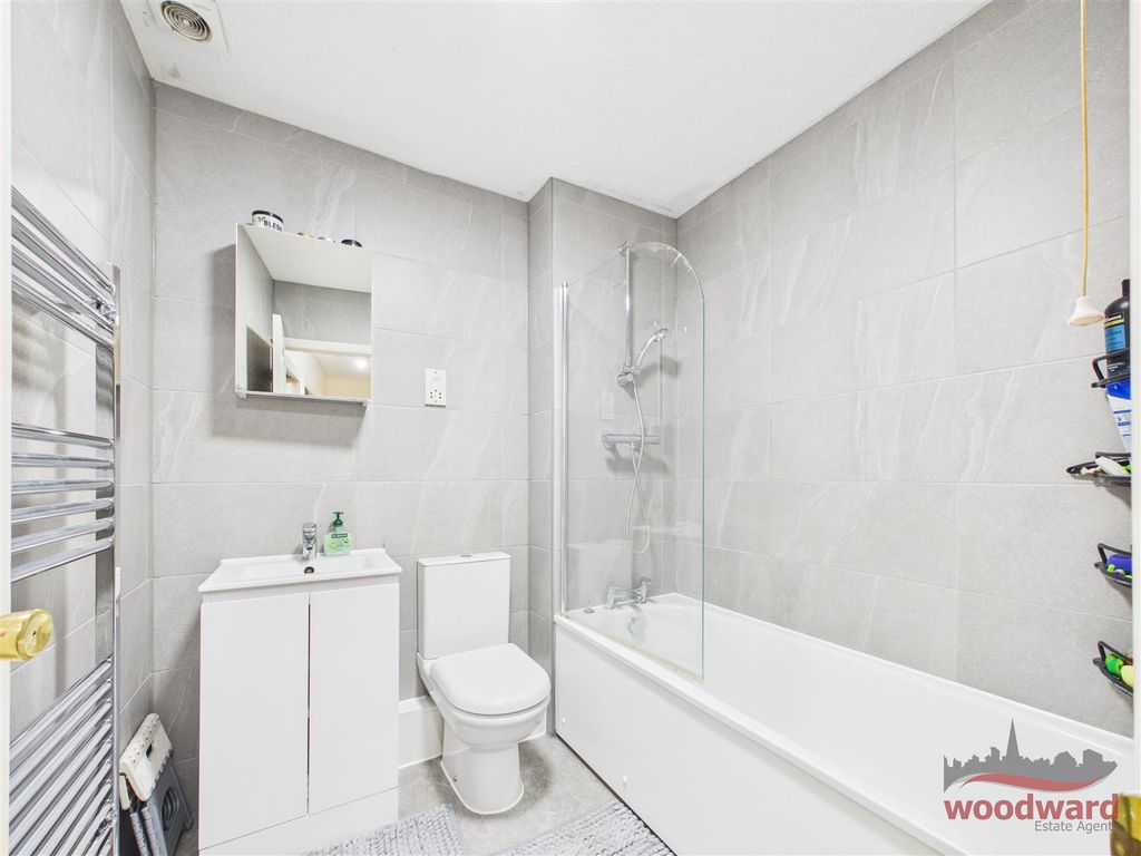 Property photo 3 of 8 Cam05267G0-Pr0243-Still005.Jpg
