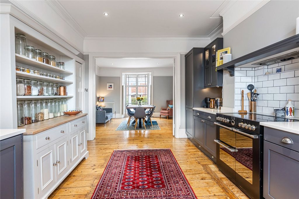 Property photo 3 of 17 Kitchen