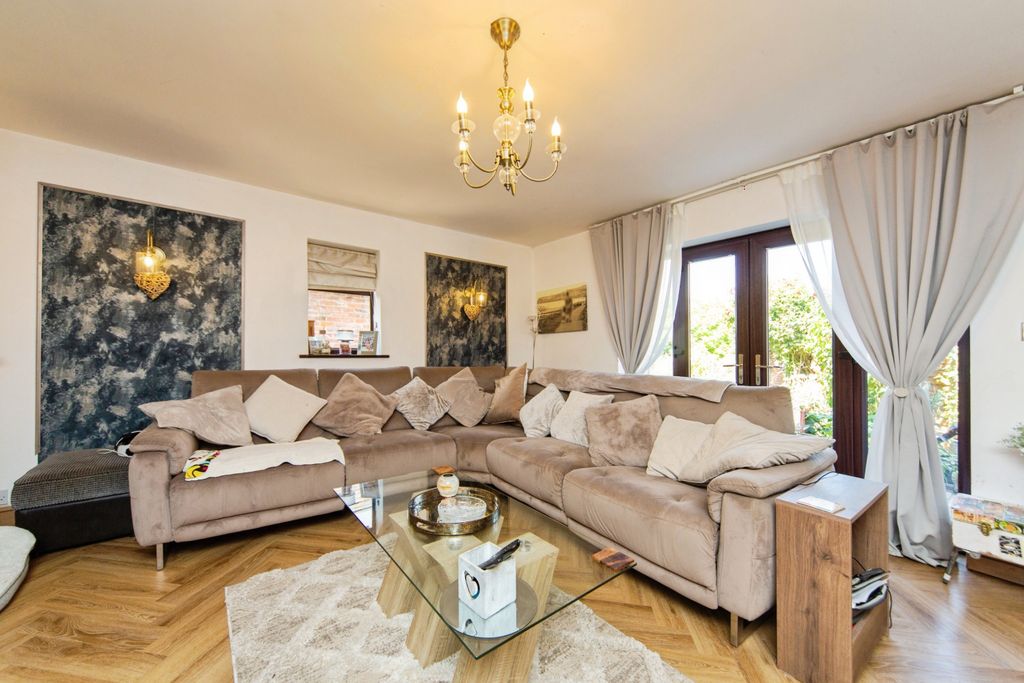 Property photo 2 of 33