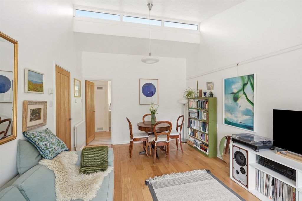 Property photo 3 of 16 60-Paragonplace-014.Jpg