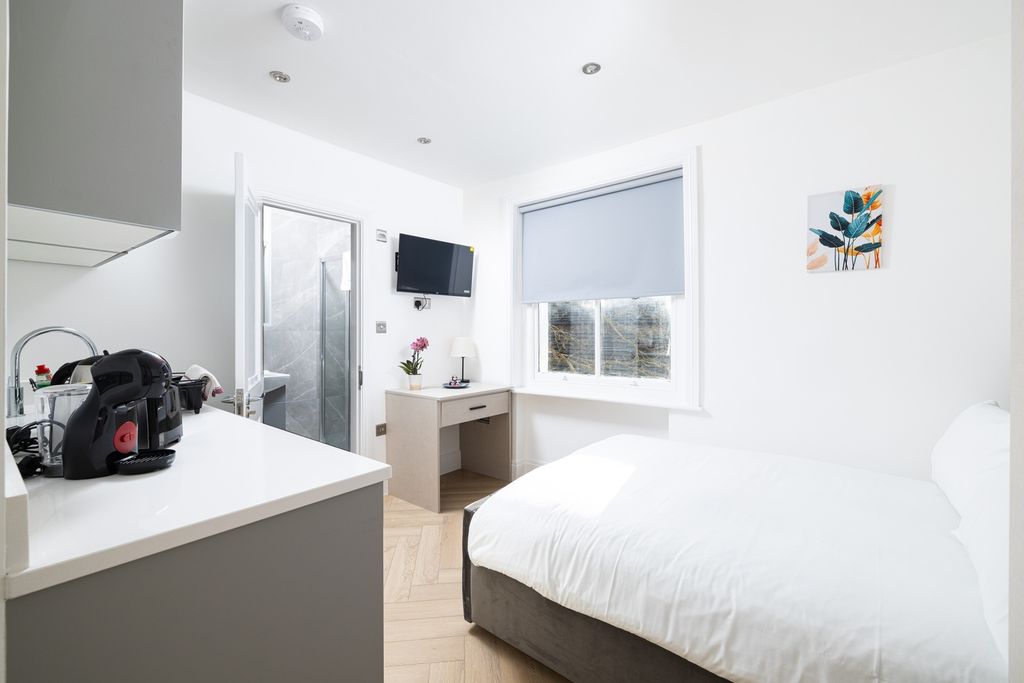 Property photo 1 of 5 Bright And Inviting Double Bedroom Featuring A Com...