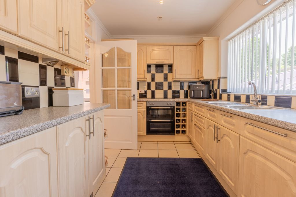 Property photo 2 of 40