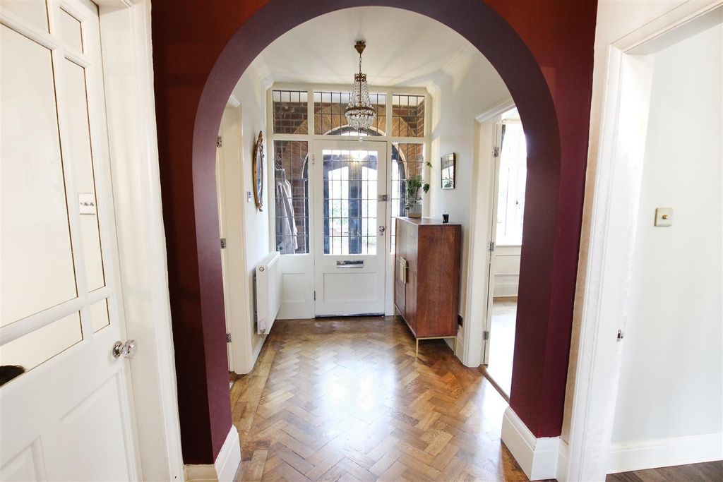 Property photo 3 of 31 Entrance Hall