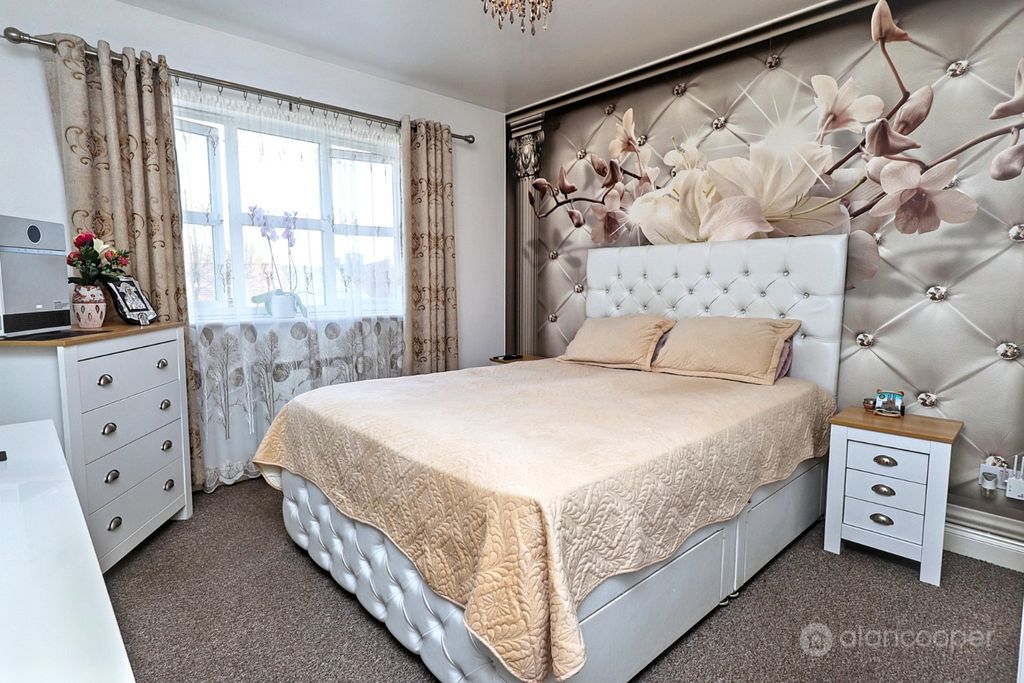 Property photo 3 of 11 5054204