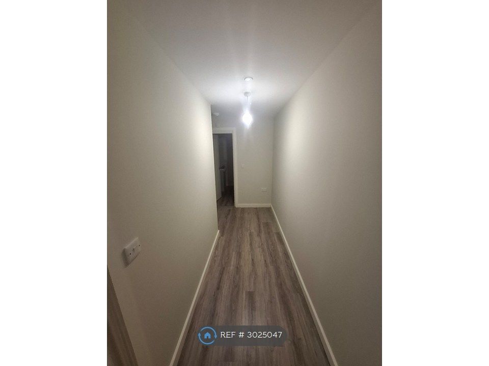 Property photo 3 of 9 Hallway