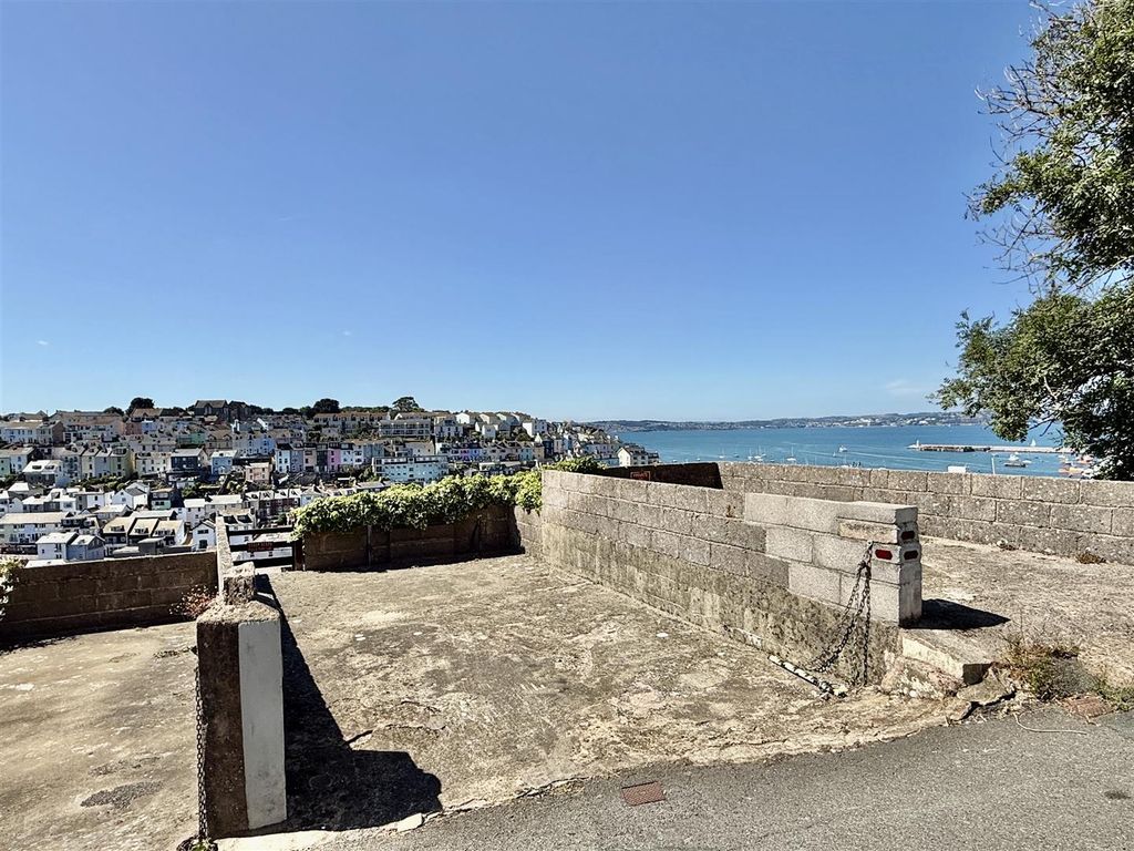 Property photo 3 of 19 Private Parking Space.Jpeg