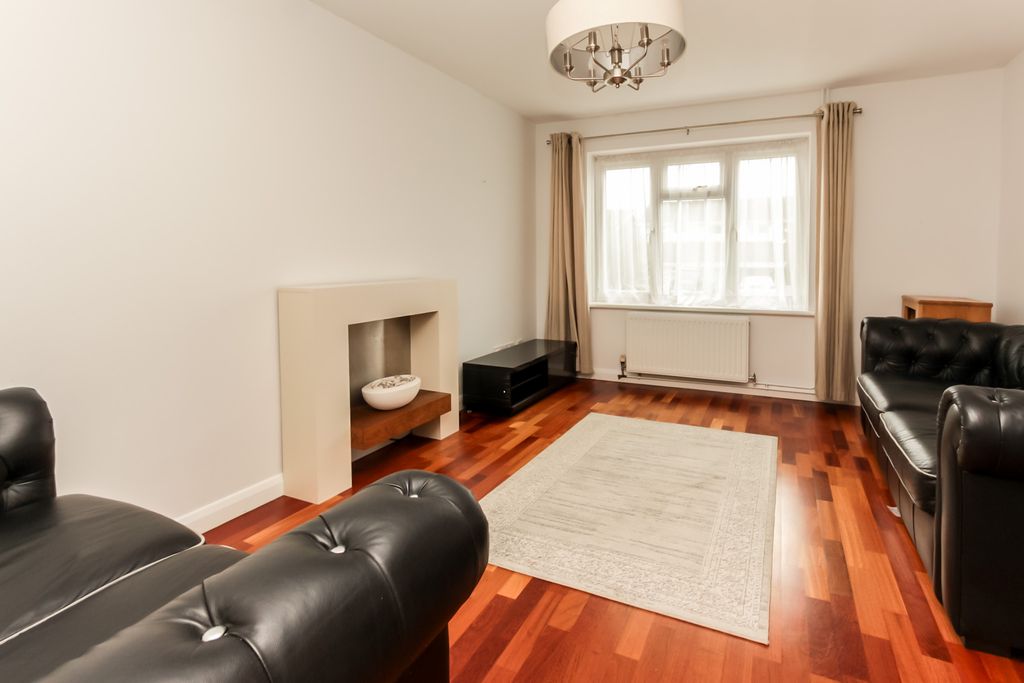 Property photo 2 of 11 Lounge