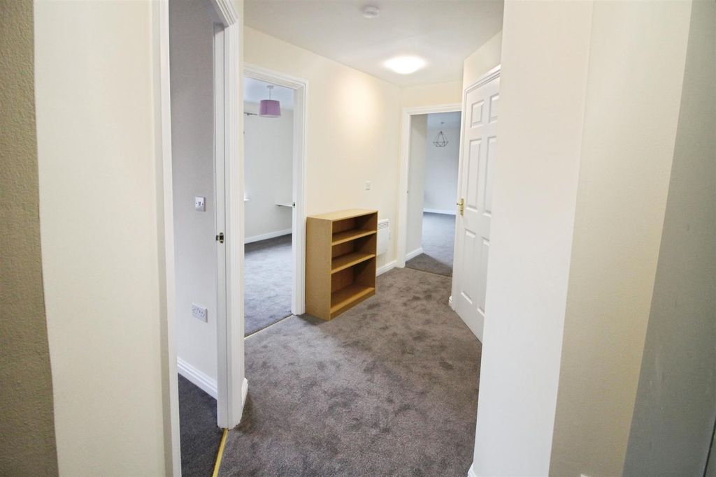 Property photo 2 of 11 Entrance Hall