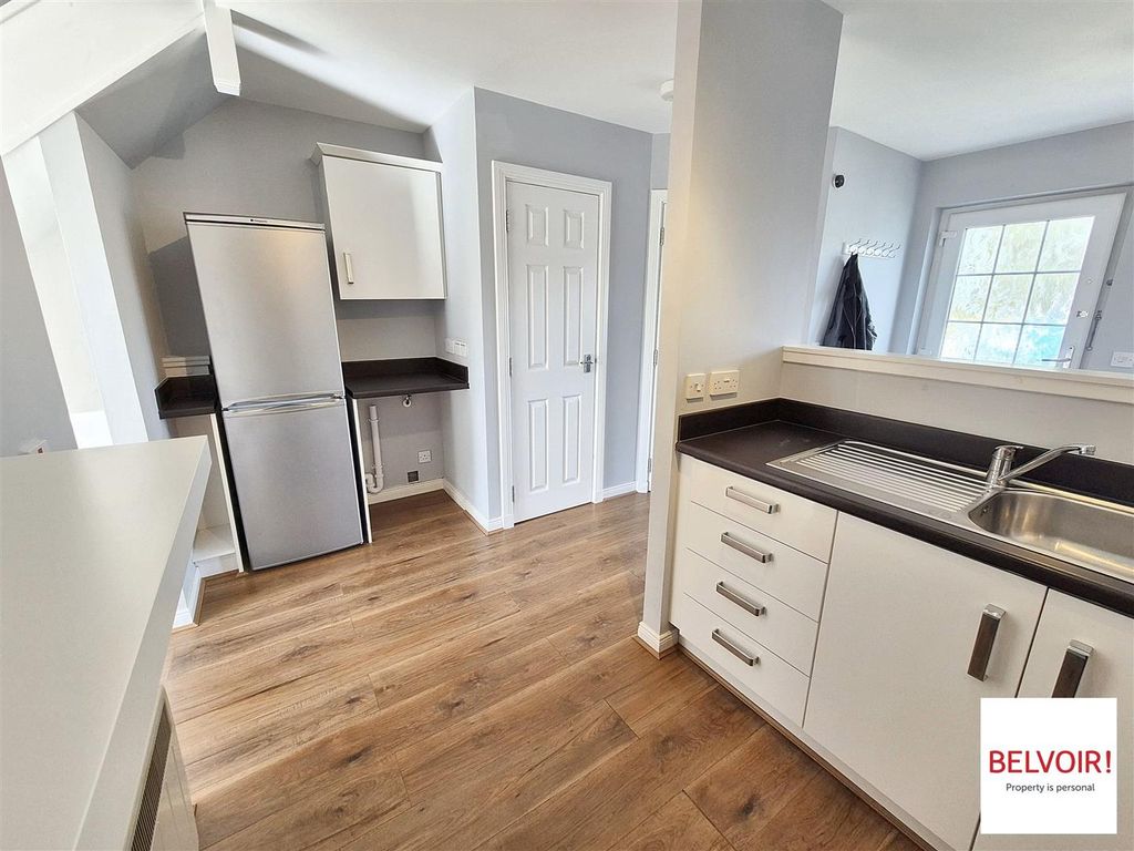 Property photo 3 of 11 Kitchen