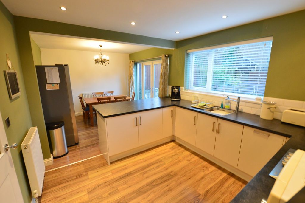Property photo 3 of 17 Kitchen