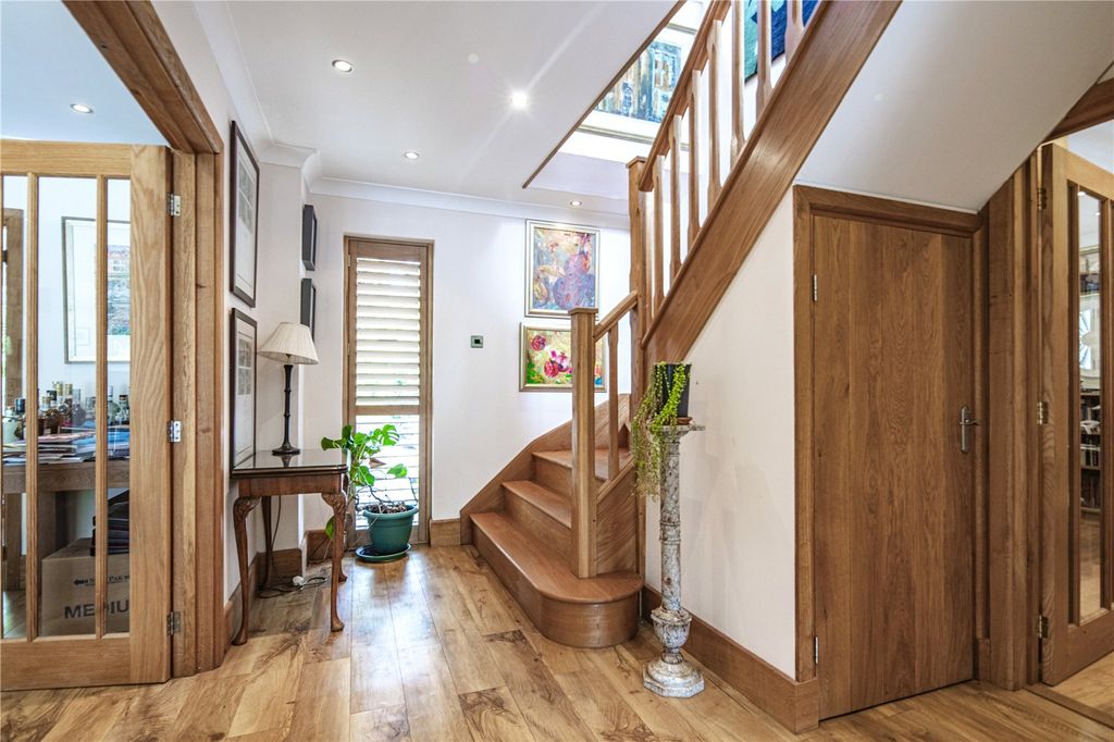 Property photo 3 of 20 Entrance Hall