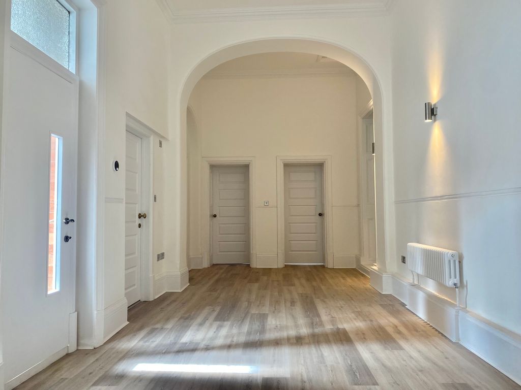 Property photo 2 of 10 Hallway