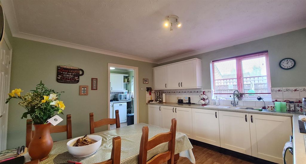 Property photo 3 of 19 Kitchen / Diner