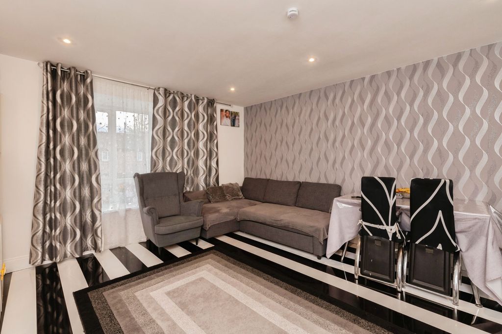 Property photo 3 of 9 Pbox-Img.Jpg